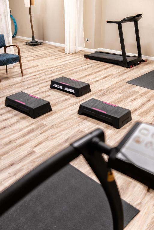The fitness centre and/or fitness facilities at CallMe Crema - Struttura in centro storico