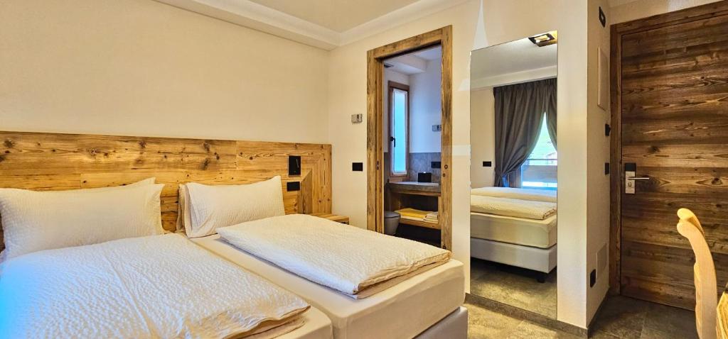 Postel nebo postele na pokoji v ubytování Albergo Alpenrose