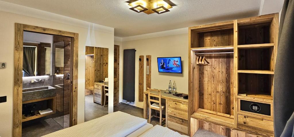 TV a/nebo společenská místnost v ubytování Albergo Alpenrose