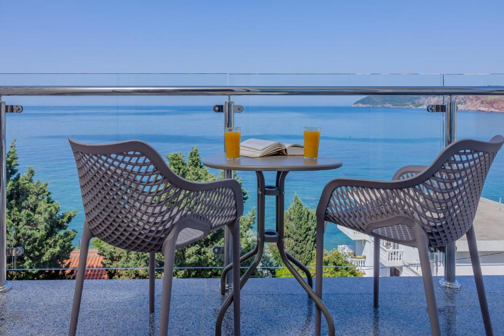 a table and chairs with a view of the ocean at Bliss Apartments in Sutomore
