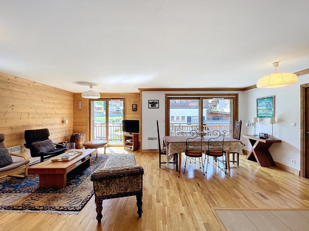 un salon avec un canapé et une table dans l'établissement Chalune - appartement - 8pers- centre, aux Gets