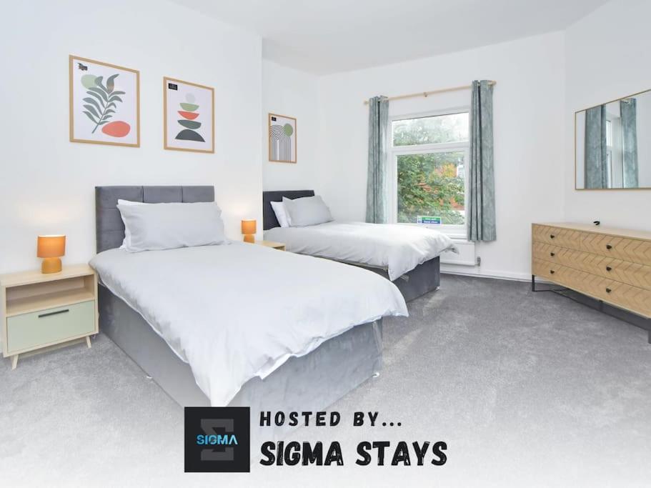 Un dormitorio con dos camas y una cómoda. en Richard Moon House - By Sigma Stays, en Crewe