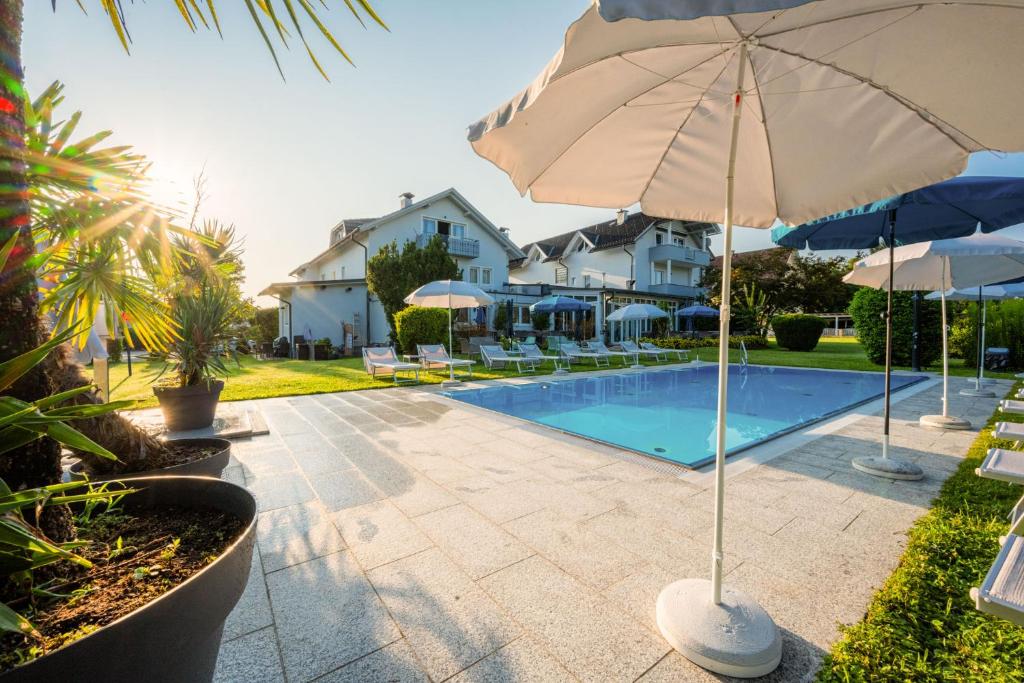 Bazén v ubytování Hotel Villa Flora nebo v jeho okolí