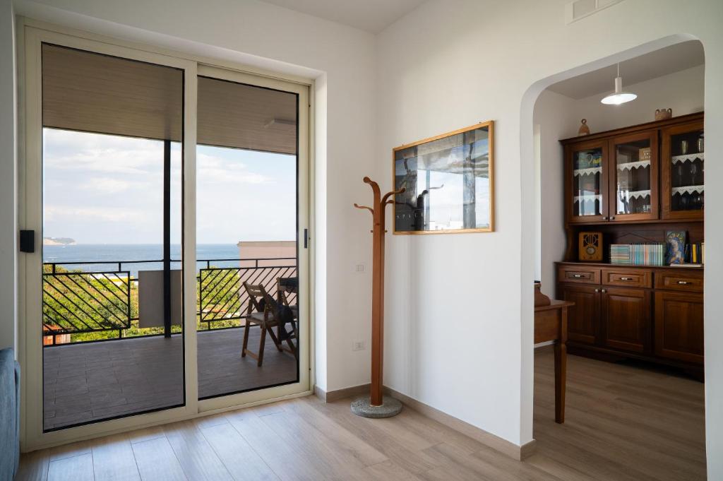 Balkón nebo terasa v ubytování FRONTEMARE Suites