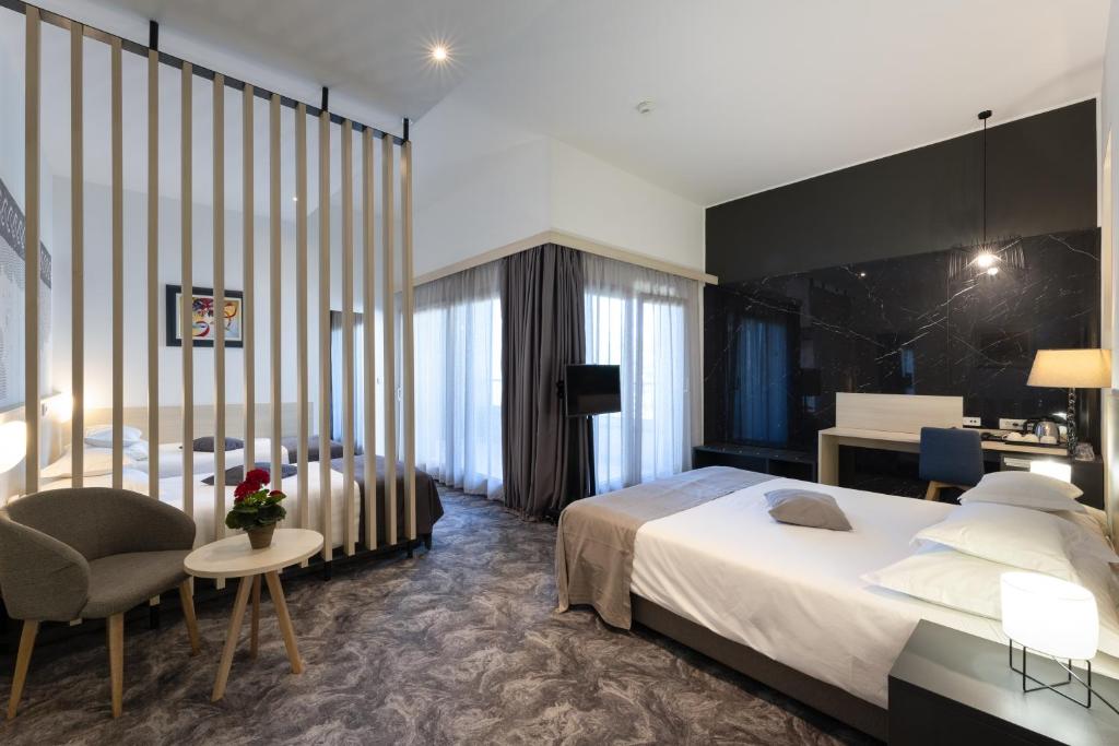 Posteľ alebo postele v izbe v ubytovaní Hotel Salona Palace