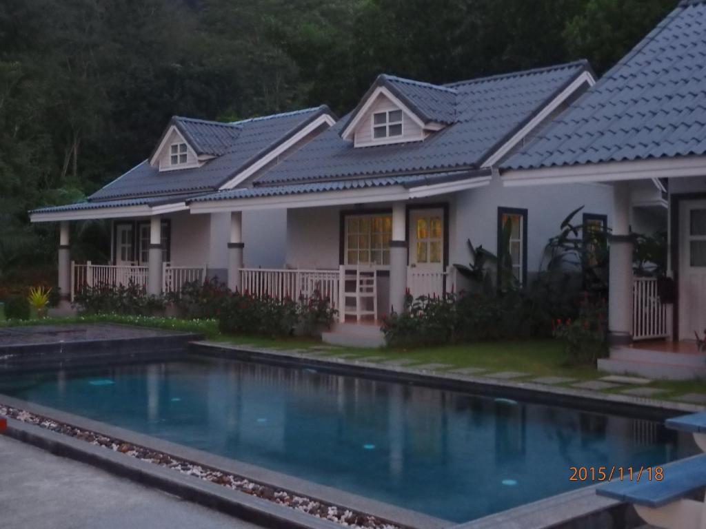 Bazén v ubytování Suksompong Resort nebo v jeho okolí