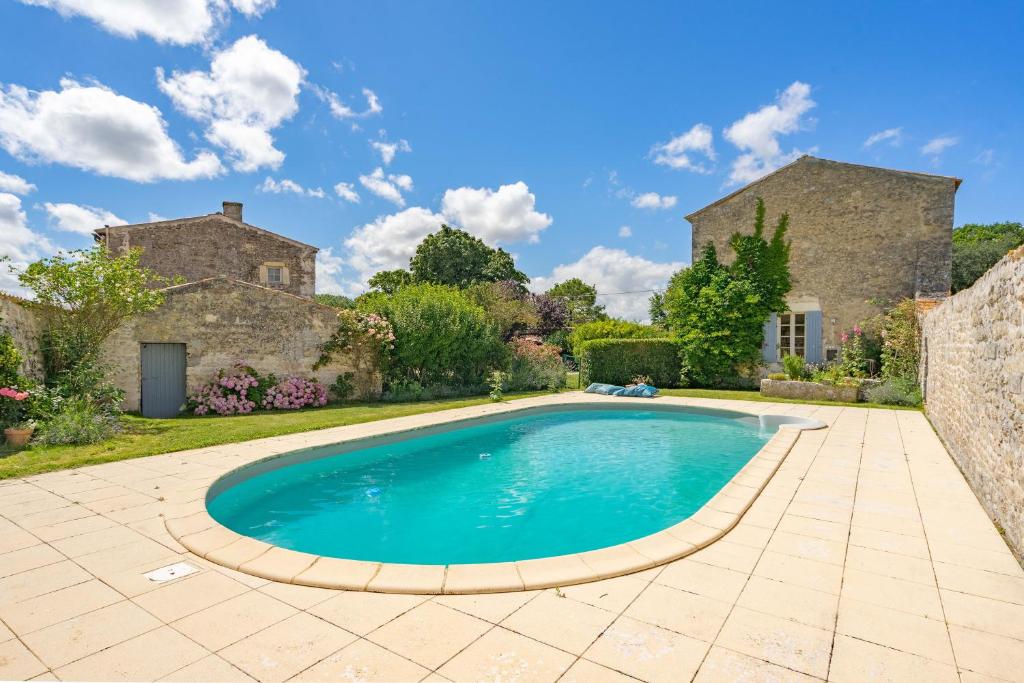 an image of a swimming pool in front of a house at Maison de vacances avec piscine in Sainte-Gemme