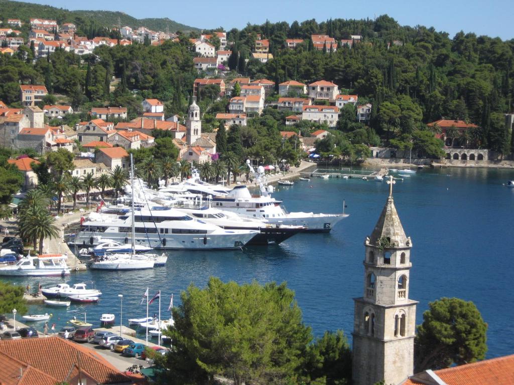 un grupo de barcos en un puerto con una ciudad en Villa Rozic, en Cavtat