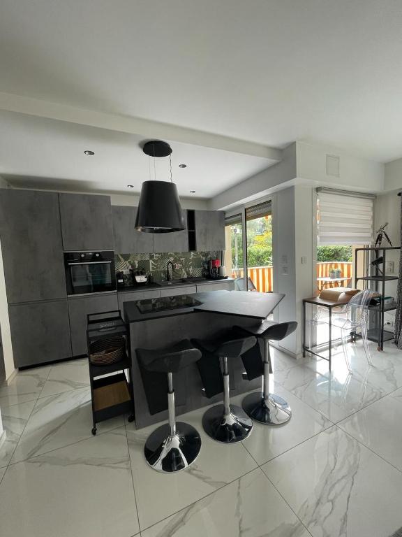 - une cuisine avec un îlot noir dans la chambre dans l'établissement Oasis by L'Oliveraie, à Cannes