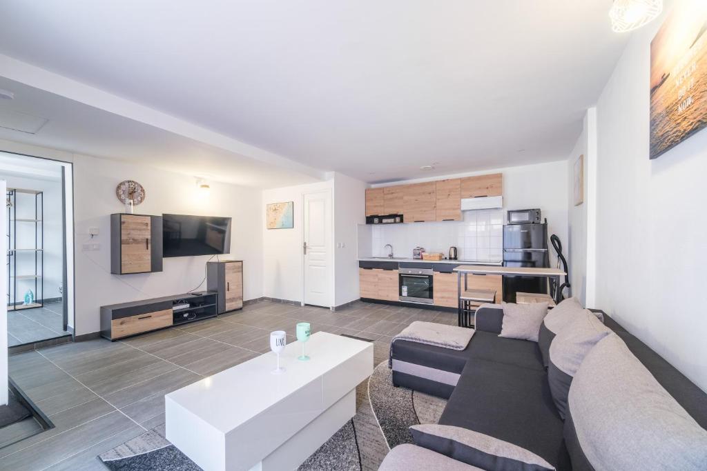 un salon avec un canapé et une table dans l'établissement Appartement Bandjoun - Pour 4 à Mulhouse, à Mulhouse