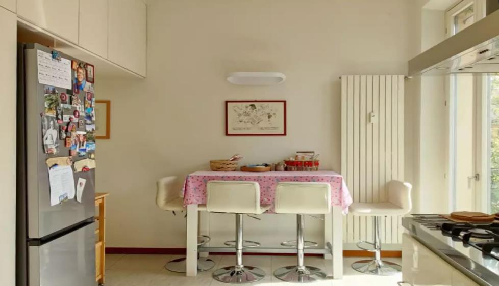 A kitchen or kitchenette at Stanza nr 4 in appartamento incantevole in zona Solari