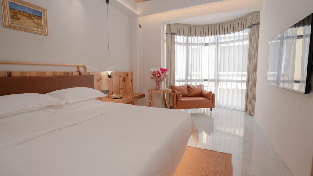 Postel nebo postele na pokoji v ubytování Patio Spring Holiday Inn -- Free round trip pick-up service --Panoramic view of Tianmen Mount