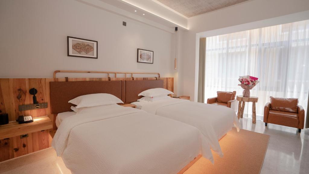 Postel nebo postele na pokoji v ubytování Patio Spring Holiday Inn -- Free round trip pick-up service --Panoramic view of Tianmen Mount
