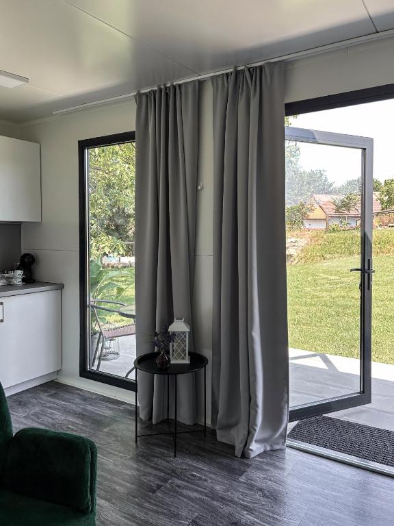 Fotografie z fotogalerie ubytování TINY HOUSE mezi sklepy v destinaci Kobylí