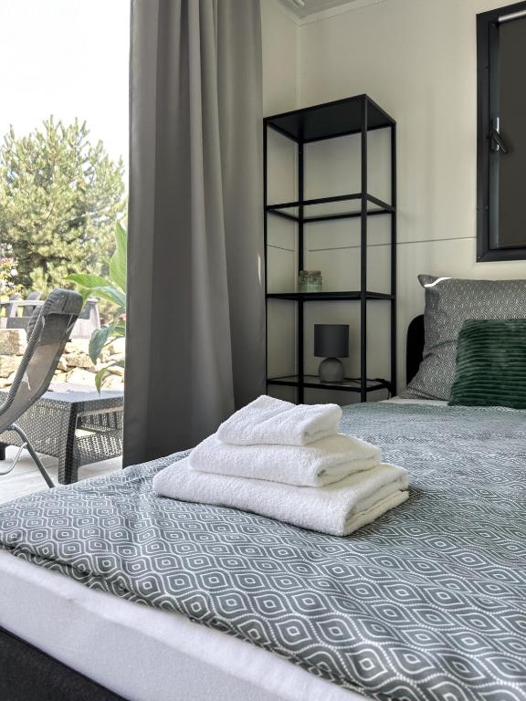 Postel nebo postele na pokoji v ubytování TINY HOUSE mezi sklepy