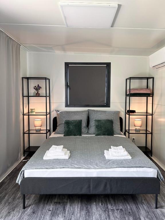 Postel nebo postele na pokoji v ubytování TINY HOUSE mezi sklepy