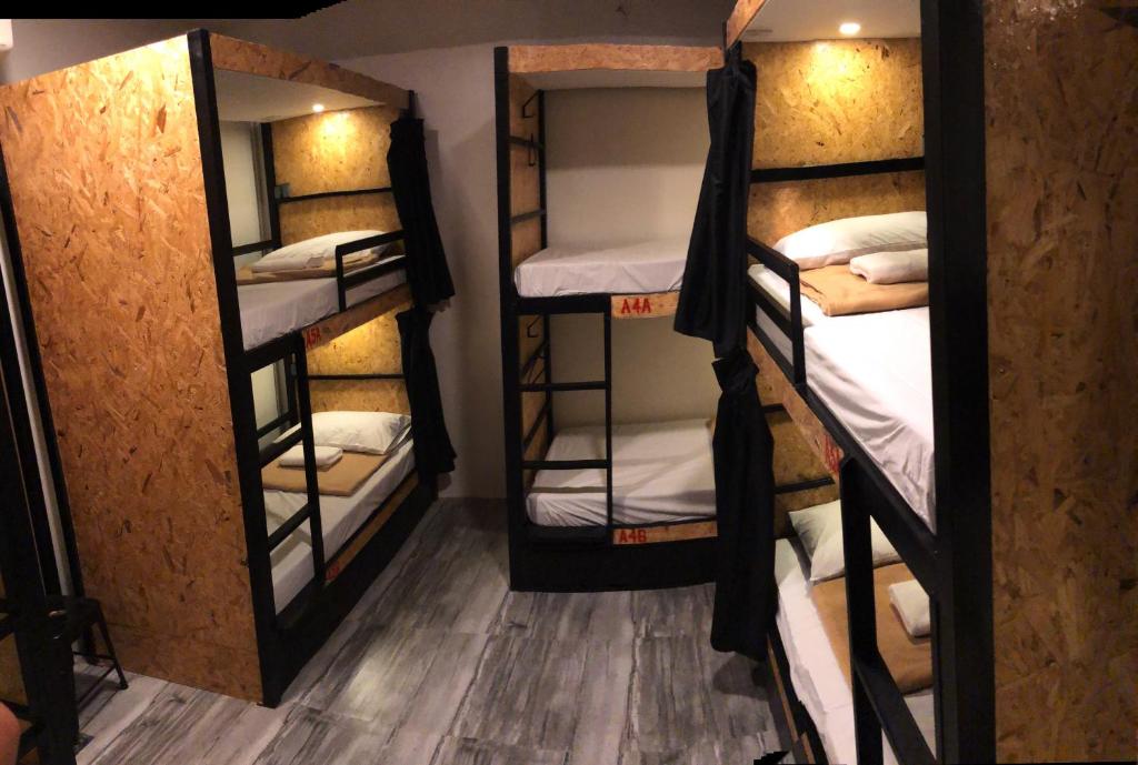 Postel nebo postele na pokoji v ubytování Cafe Moto Hostel