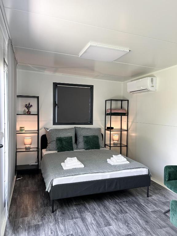 Postel nebo postele na pokoji v ubytování TINY HOUSE mezi sklepy
