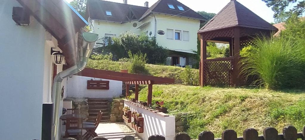 Vonkajšia záhrada v ubytovaní Szigligeti Panoráma Apartmanház