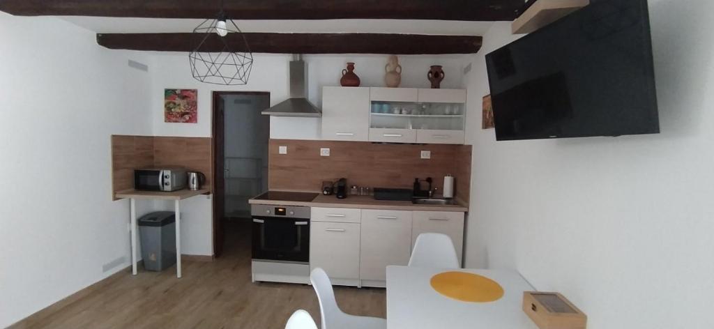 Kuchyňa alebo kuchynka v ubytovaní Szigligeti Panoráma Apartmanház