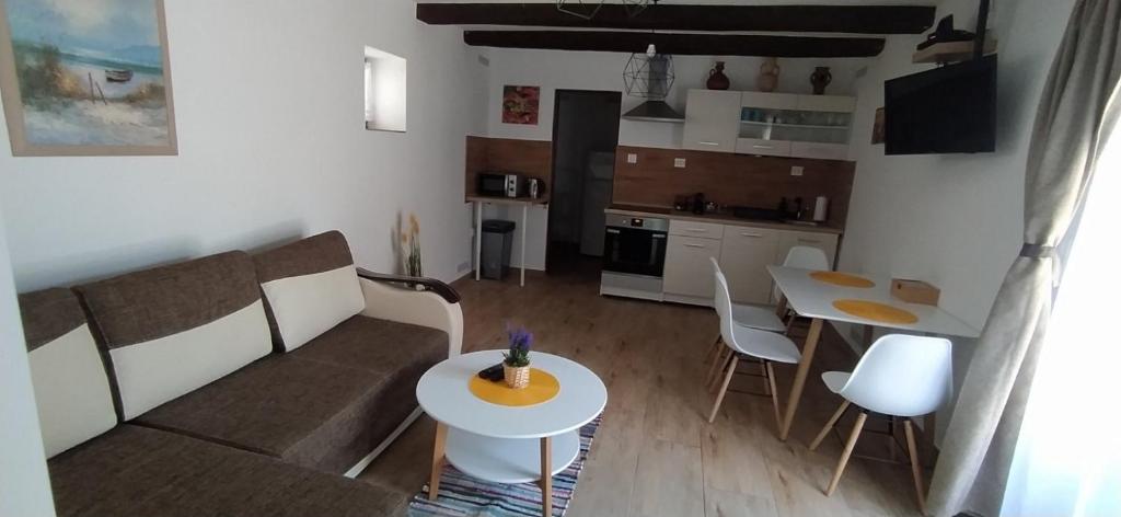 Kuchyňa alebo kuchynka v ubytovaní Szigligeti Panoráma Apartmanház