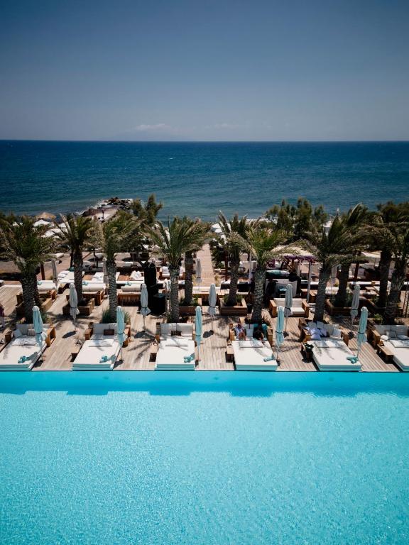 Bazén v ubytování Nikki Beach Resort & Spa Santorini nebo v jeho okolí