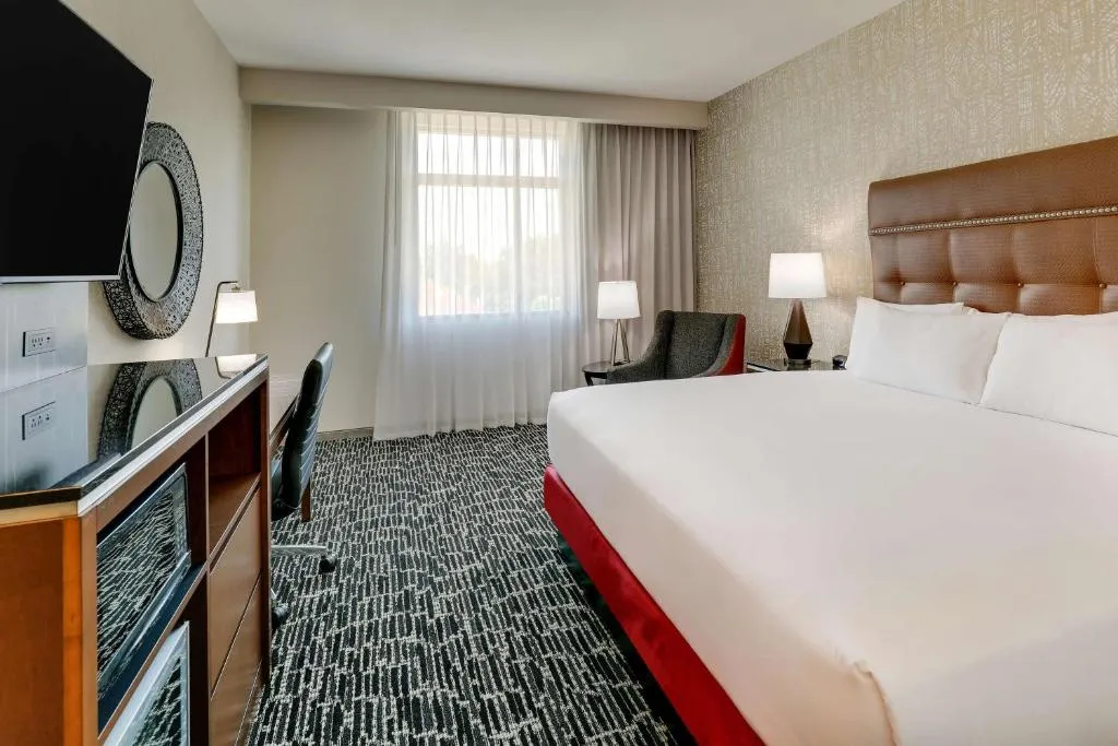 Upper Floor Queen Suite with Sofa Bed - Hearing Accessible