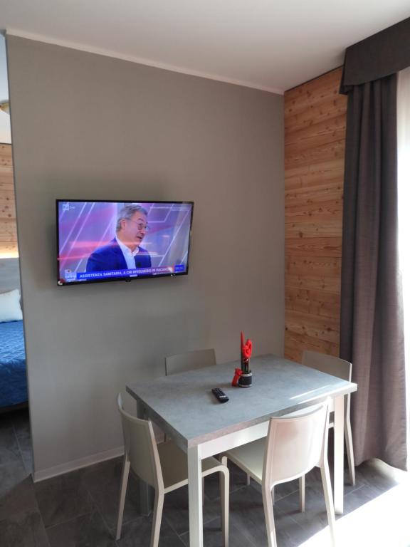 TV a/nebo společenská místnost v ubytování Albergo Rusen