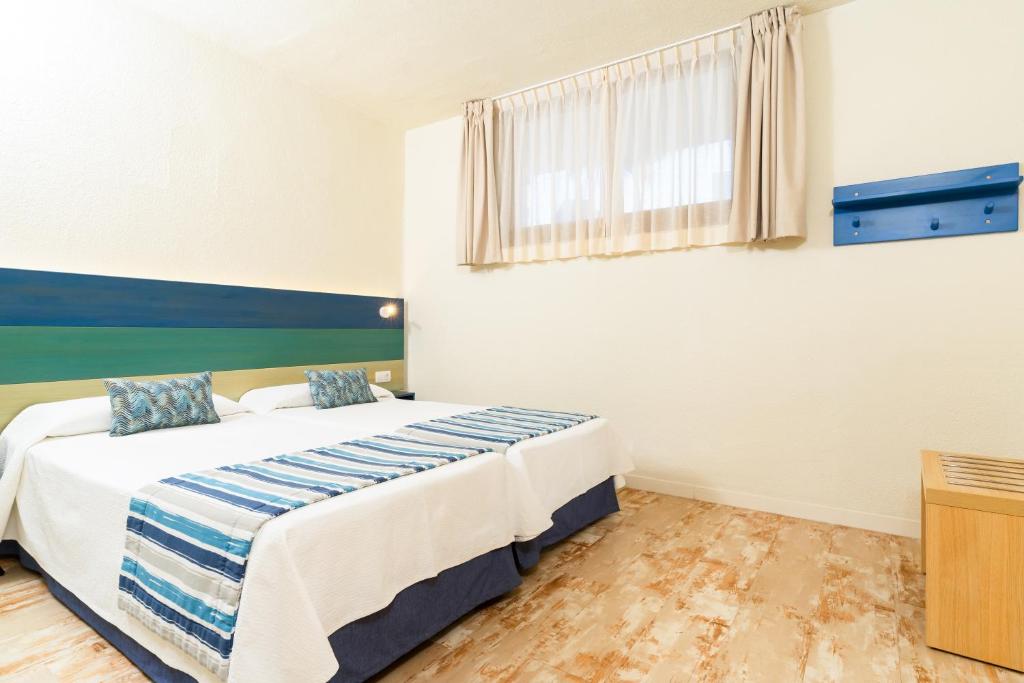 Posteľ alebo postele v izbe v ubytovaní HOVIMA La Pinta Beachfront Family Hotel