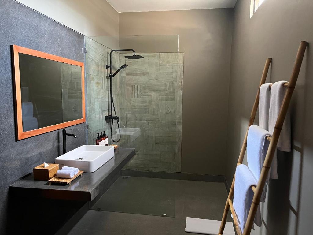 Tropical Almond Villa - 1