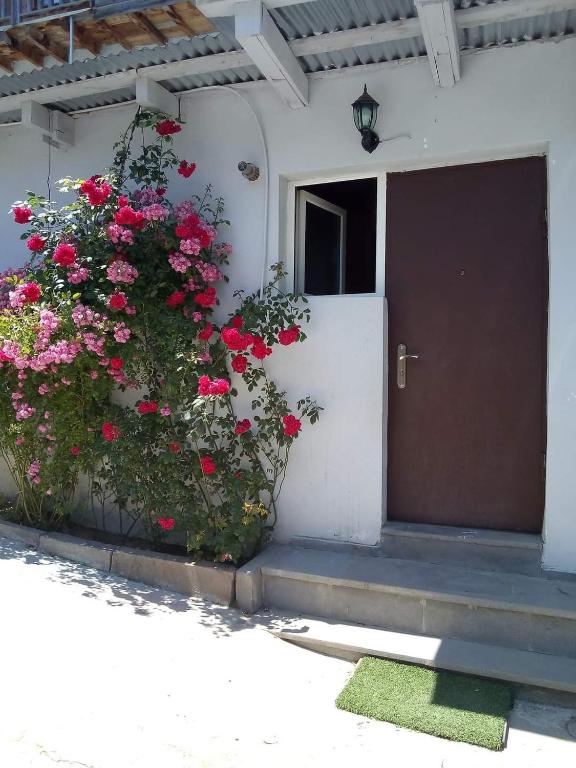 a door with flowers on the side of a house at giomana in Borjomi