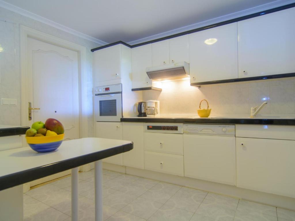Kuchyň nebo kuchyňský kout v ubytování Venalmar first line townhouse, garden, sea views