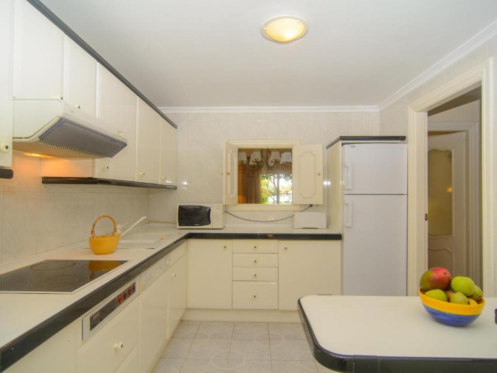 Kuchyň nebo kuchyňský kout v ubytování Venalmar first line townhouse, garden, sea views