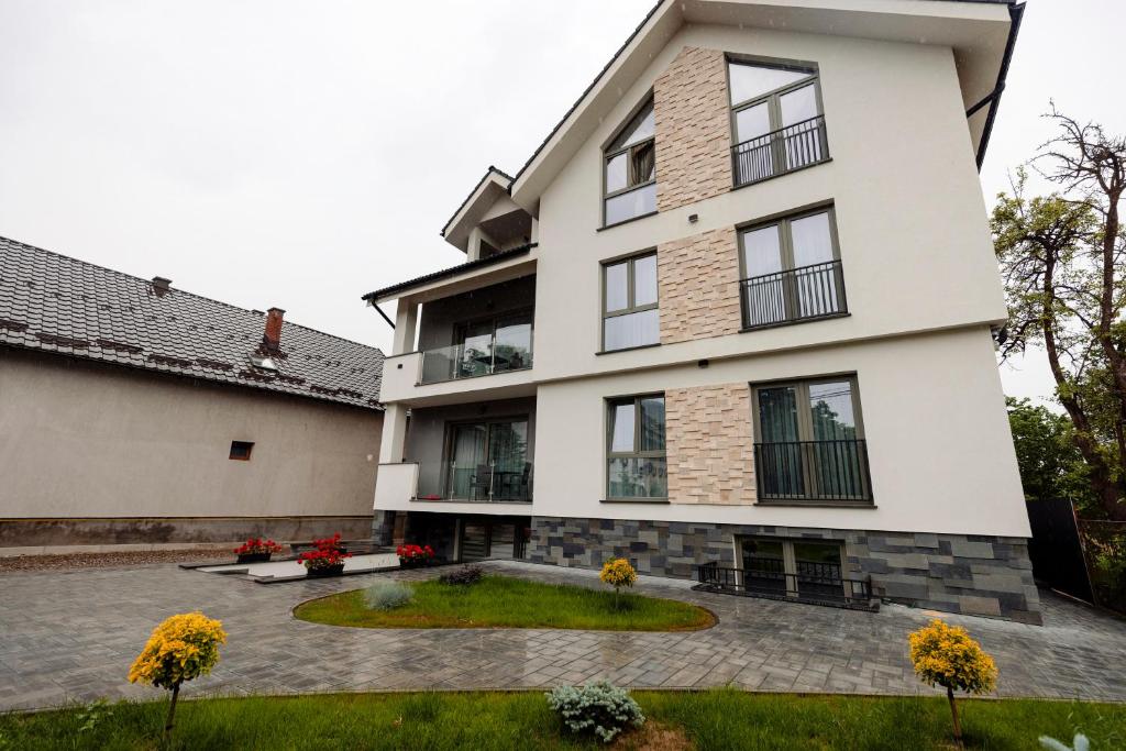 a house with a courtyard in front of it at Parc Residence 3 in Sighetu Marmaţiei
