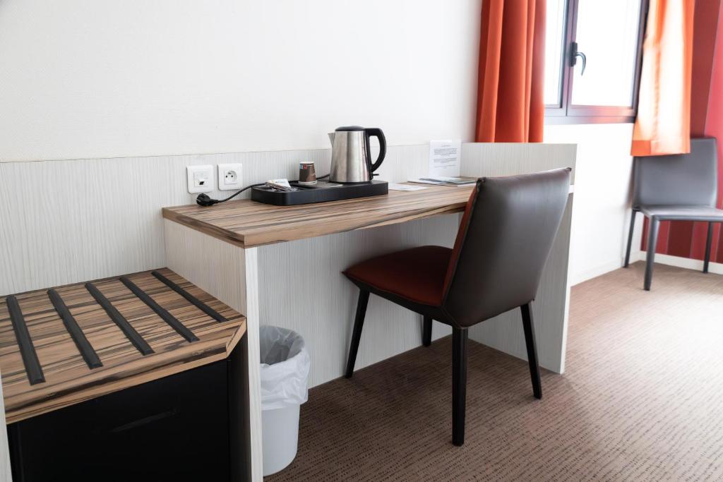 Příslušenství pro přípravu čaje a kávy v ubytování Brit Hotel Confort Saint-Lô