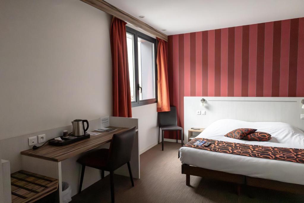 Postel nebo postele na pokoji v ubytování Brit Hotel Confort Saint-Lô