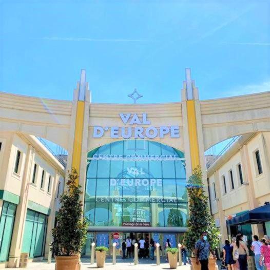 un bâtiment avec un panneau de départ vli sur celui-ci dans l'établissement Maison au calme proche Disneyland Paris 35mn, à Villeneuve-Saint-Denis