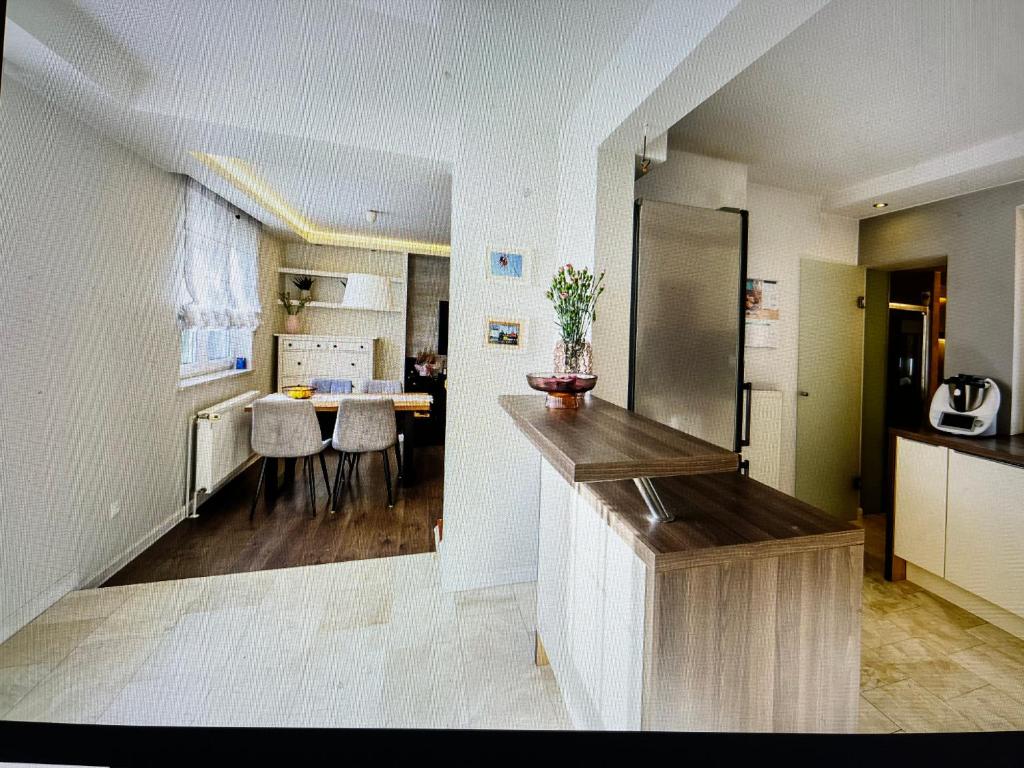 cocina con nevera y comedor en Dom na Likusach, en Olsztyn