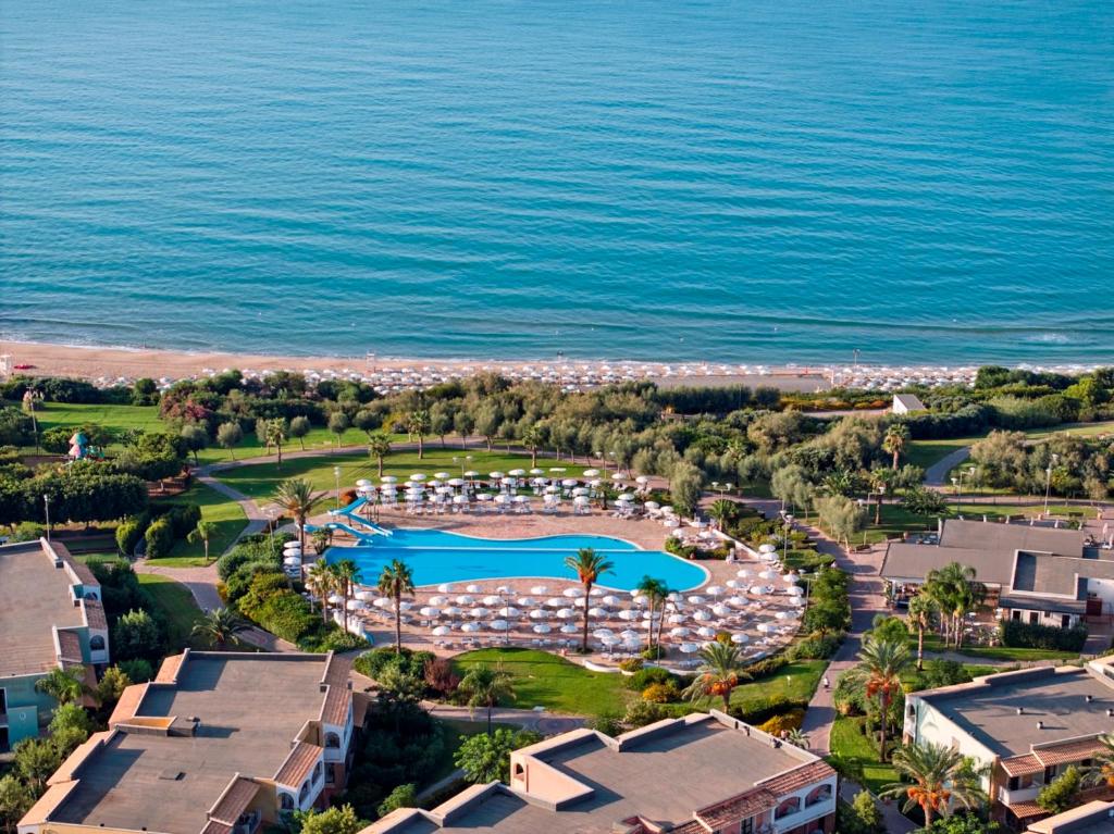 una vista aerea di un resort con piscina e oceano di Serenusa Resort a Licata