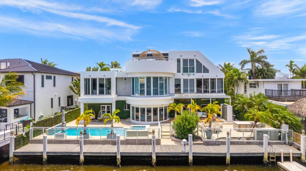 Casa blanca grande con piscina en Villa Seminole, en Fort Lauderdale