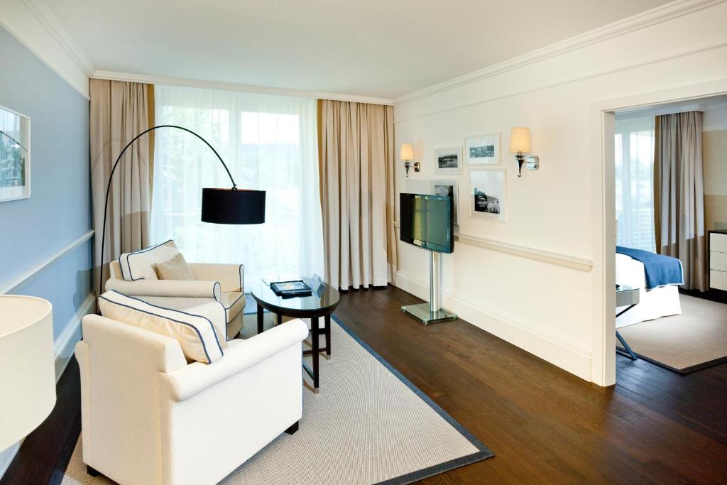 TV a/nebo společenská místnost v ubytování Seehotel Astoria