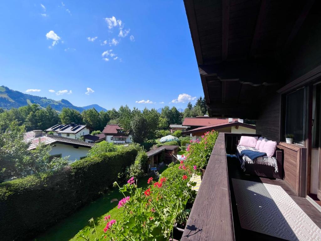 un balcone di una casa con vista sul giardino di Lene's Flat a Kitzbühel