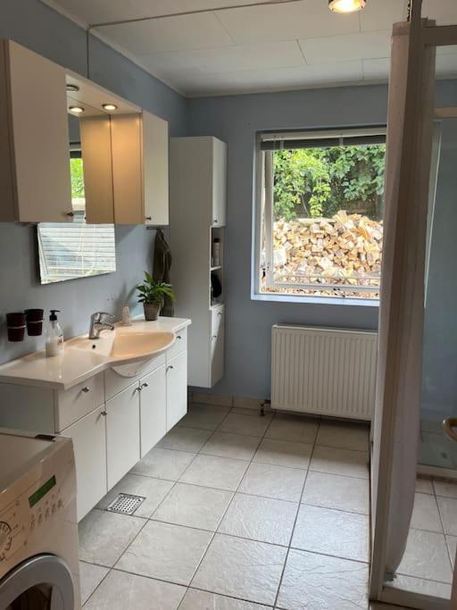 Kuchyň nebo kuchyňský kout v ubytování Charmerende hus i idylliske Lynæs
