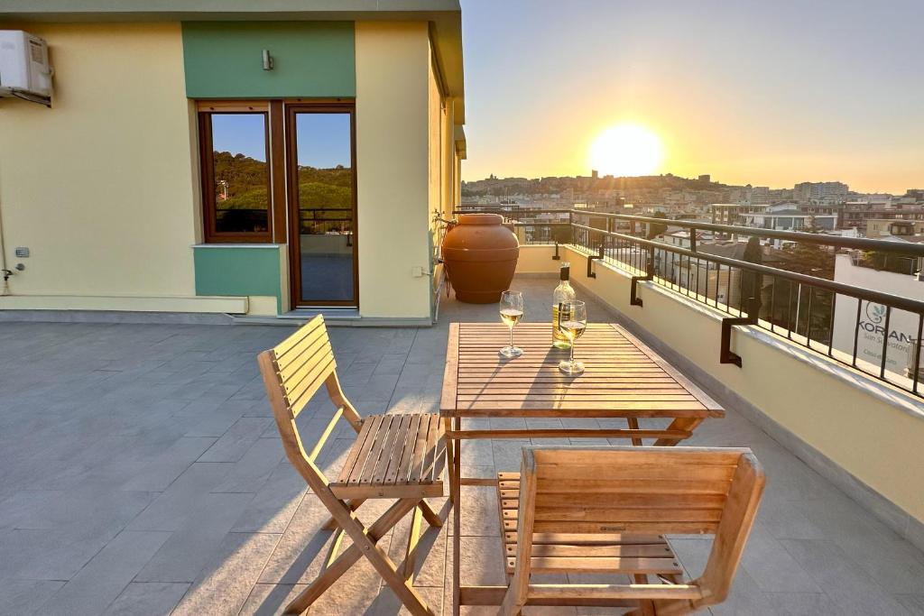 een terras met een tafel en stoelen op een balkon bij Monte Urpinu Premium Apartment in Cagliari