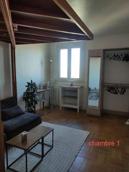 un salon avec un canapé et une table dans l'établissement Location Appartement sympa, à Aulnay-sous-Bois