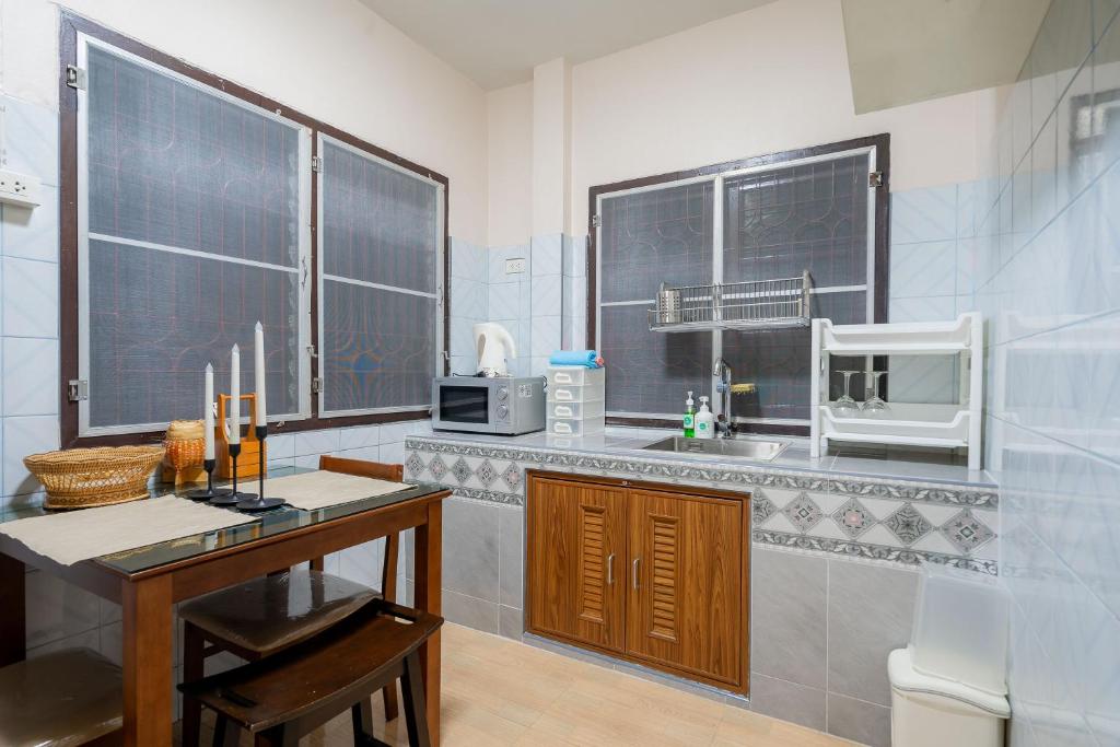 Kuchyň nebo kuchyňský kout v ubytování Bangsaphan Paradise Brown House