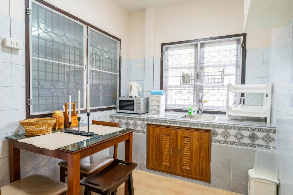 Kuchyň nebo kuchyňský kout v ubytování Bangsaphan Paradise Brown House