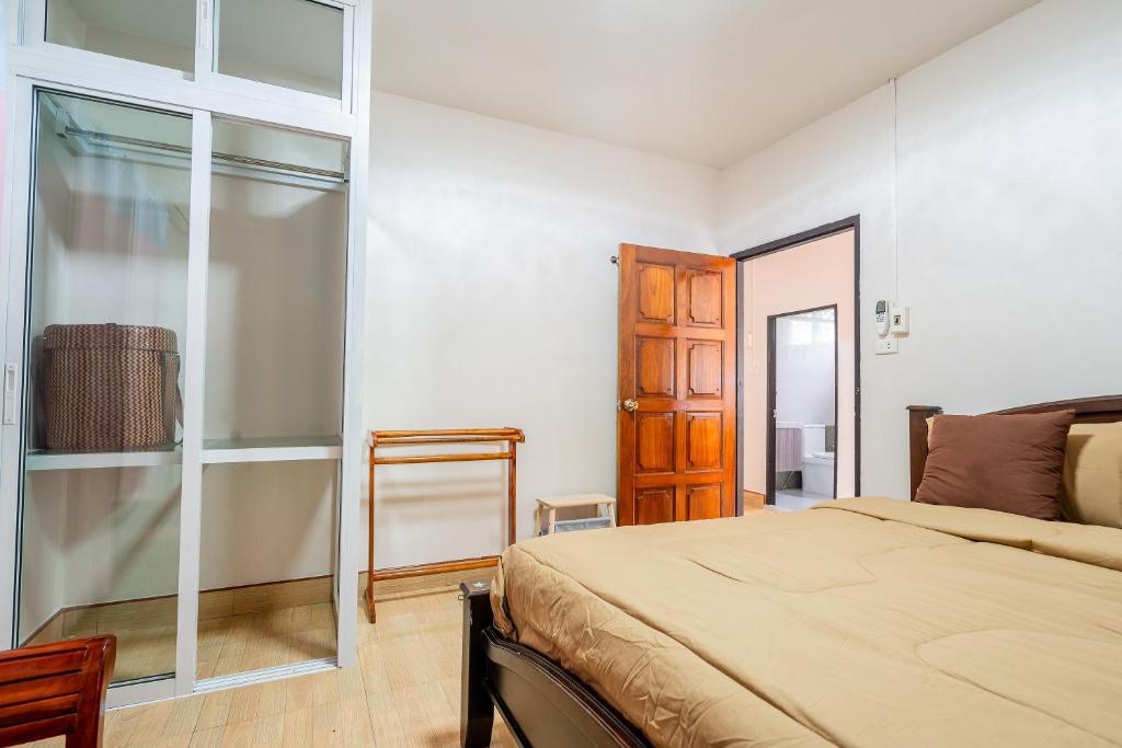Postel nebo postele na pokoji v ubytování Bangsaphan Paradise Brown House