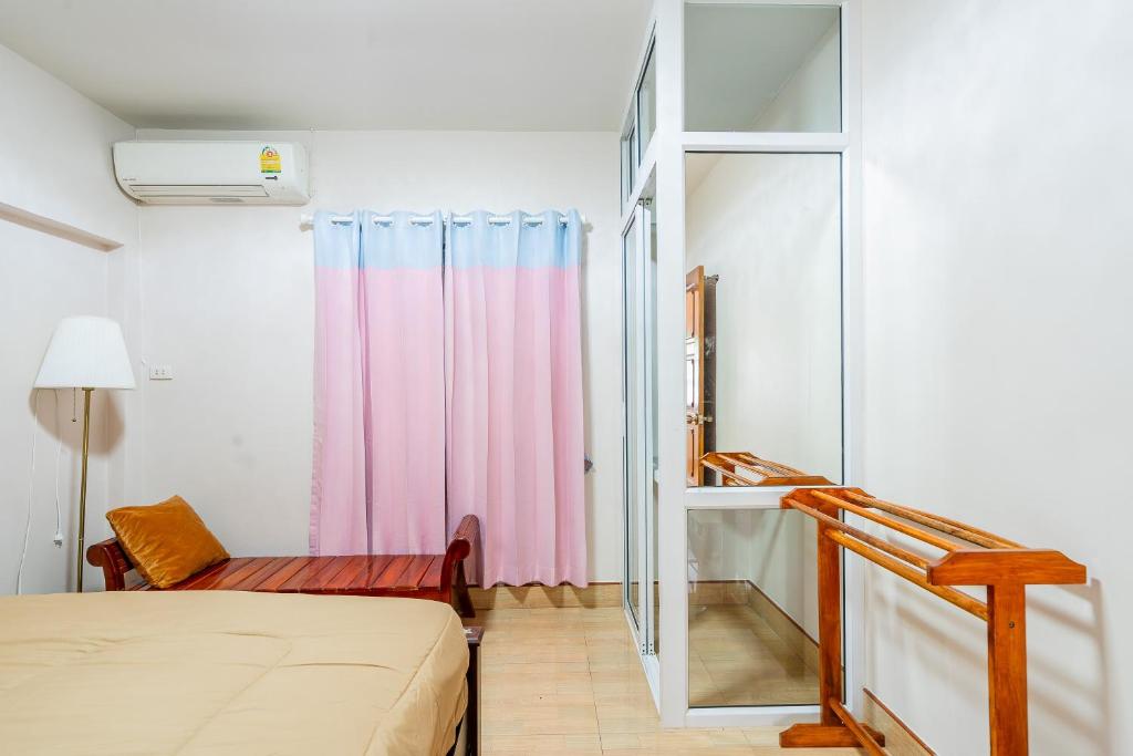 Postel nebo postele na pokoji v ubytování Bangsaphan Paradise Brown House