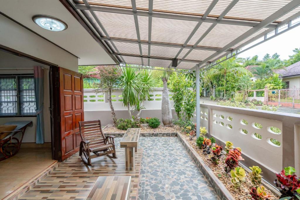Balkón nebo terasa v ubytování Bangsaphan Paradise Brown House